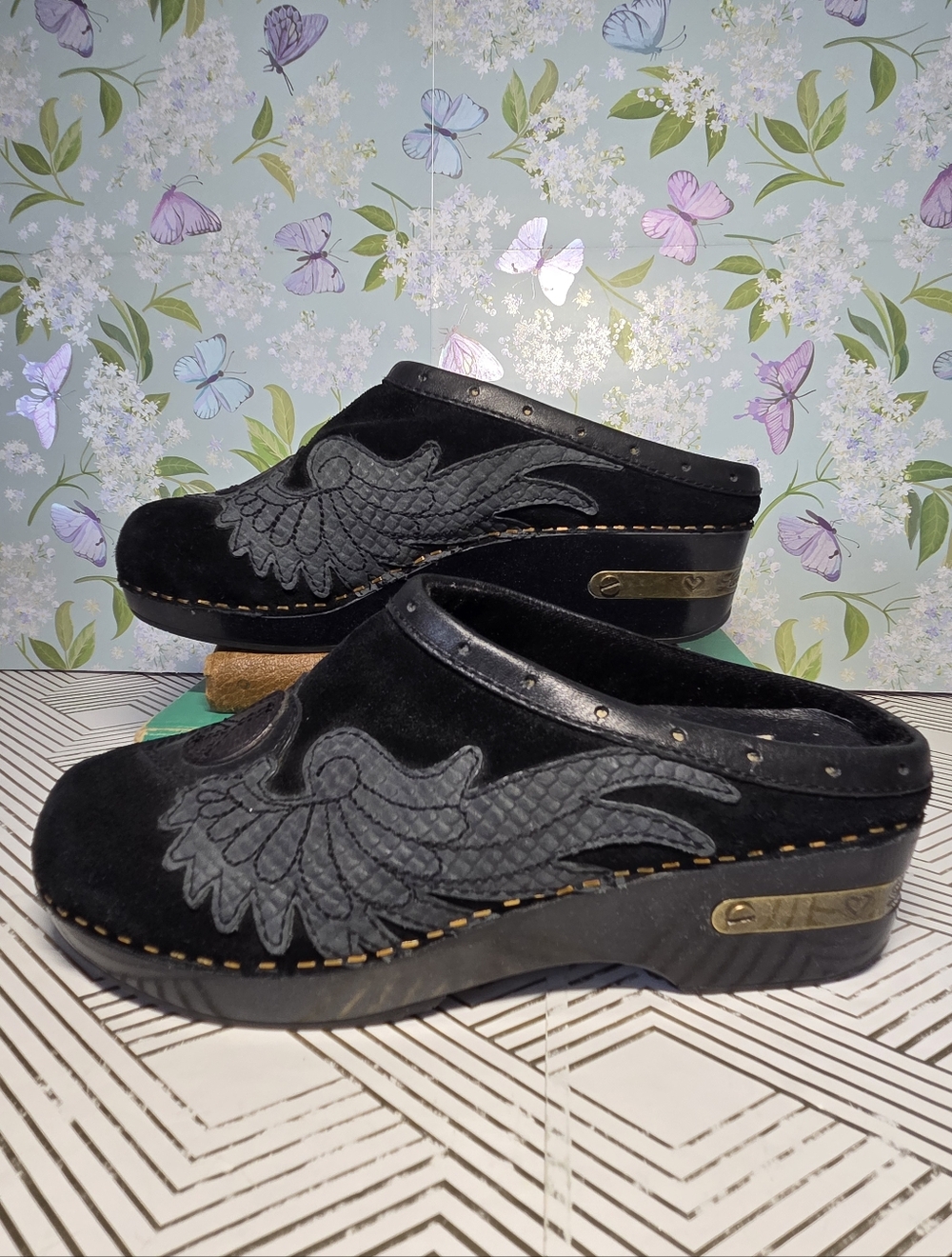 Lucky Brand Fable Black Leather & Suede Clogs Women’s 6.5 Peace Sign & Wings